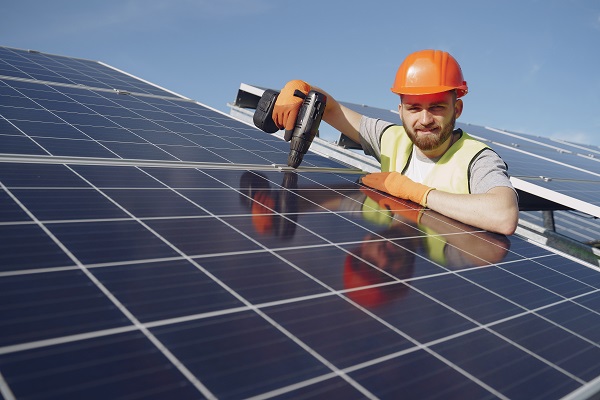 Tecnico si occupa dell'installazione di pannelli fotovoltaici per piccola azienda.