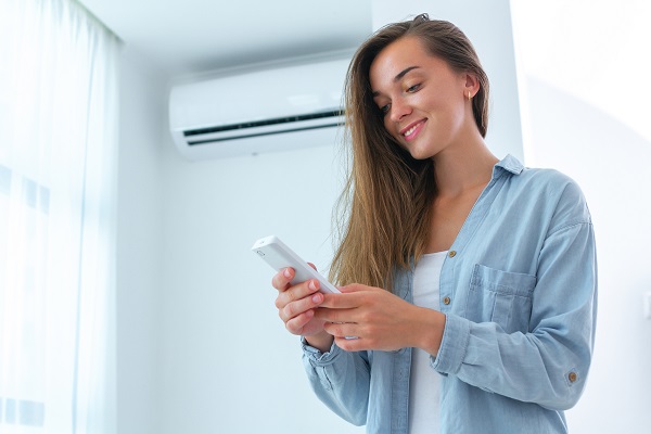 Donna utilizza il condizionatore a casa sua,