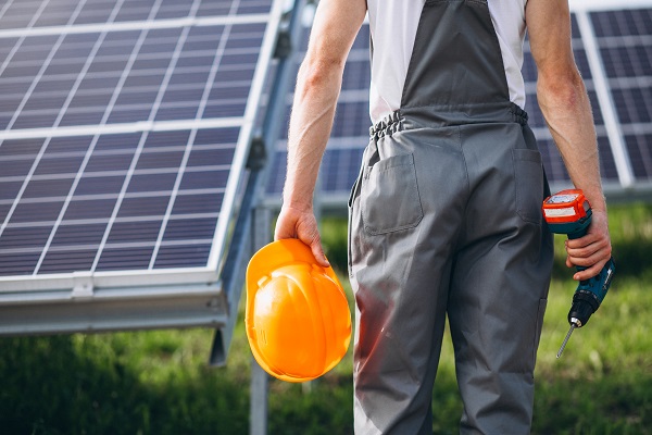Tecnico si occupa della manutenzione di pannelli fotovoltaici.